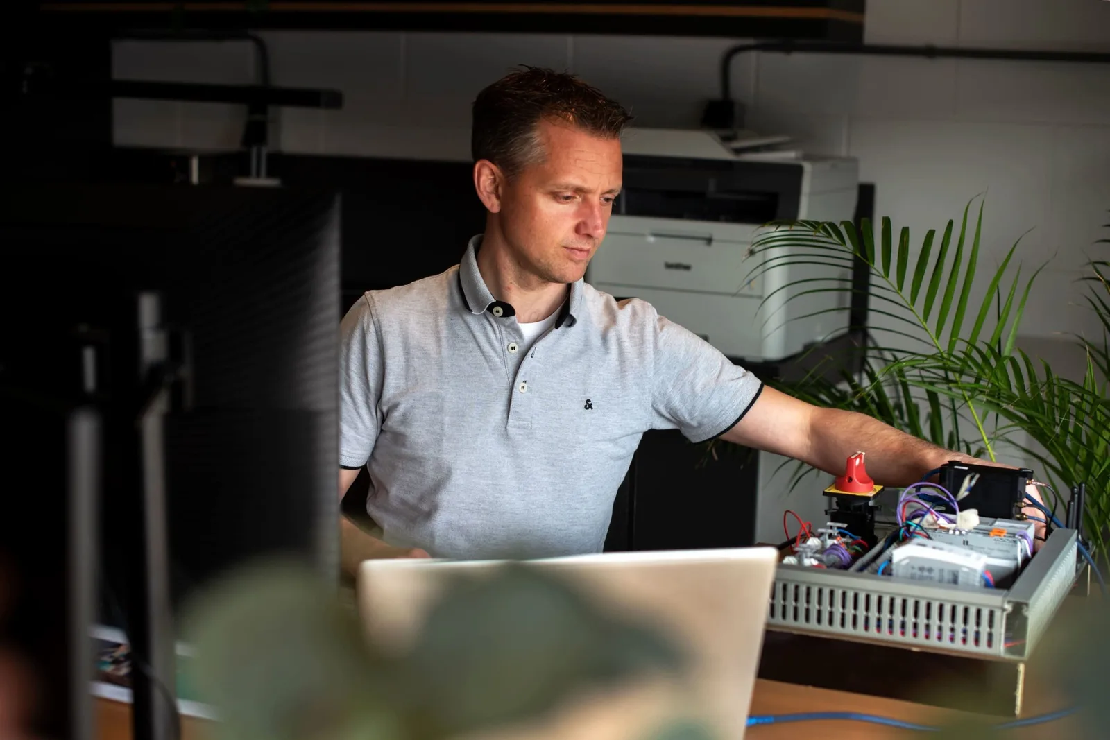Engineer test de besturing van een verwerkingsmachine