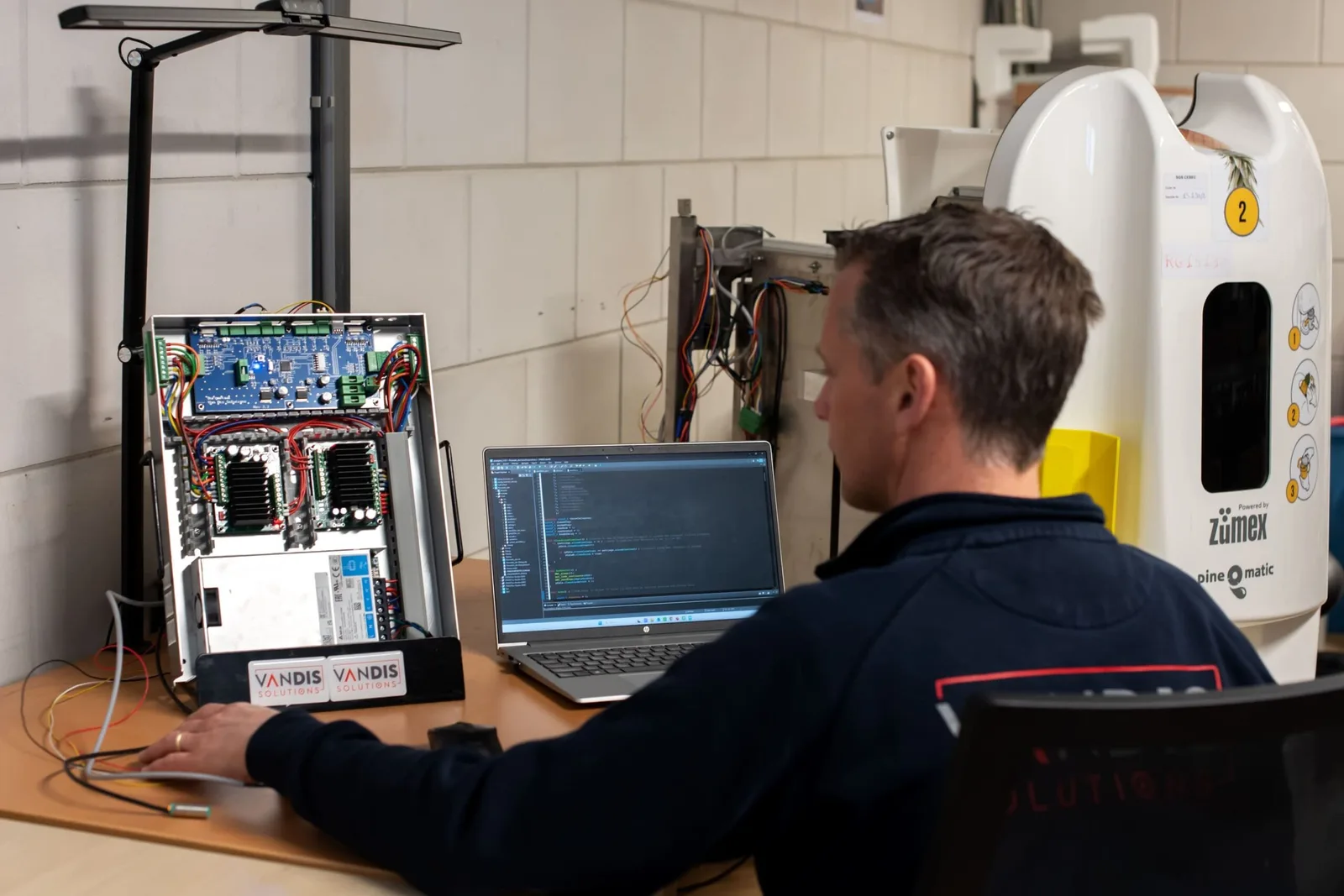 Engineer test besturingssoftware voor een projectoplossing