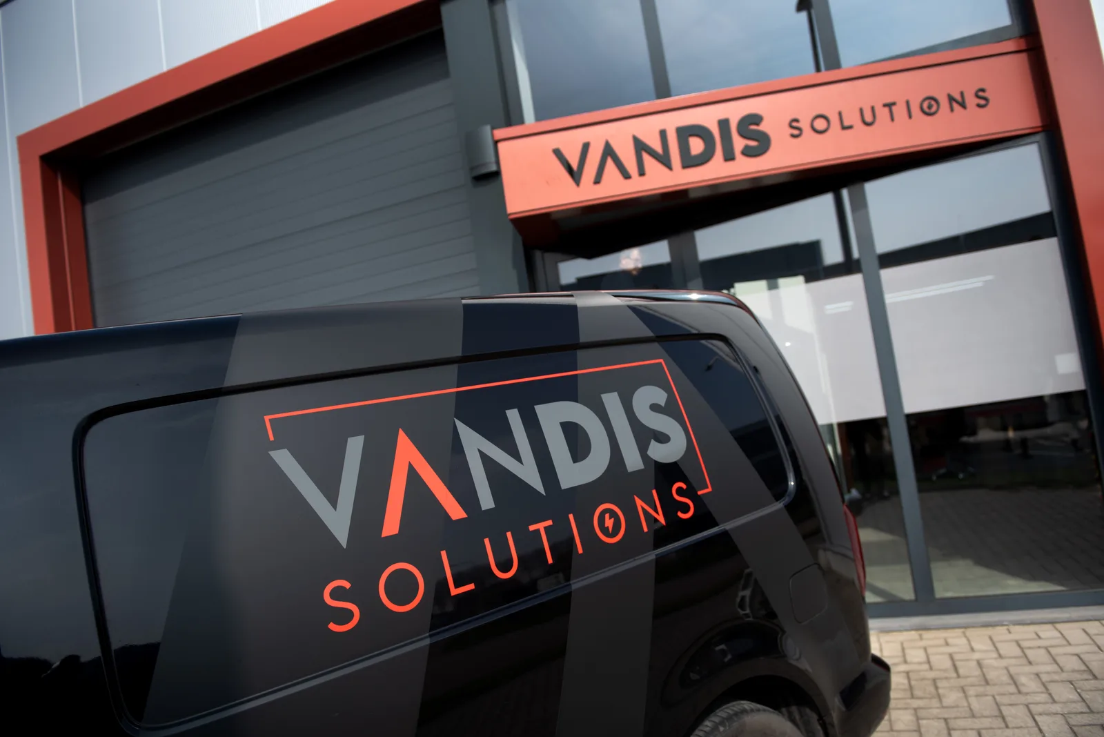 De bus van de zaak van Van Dis Solutions