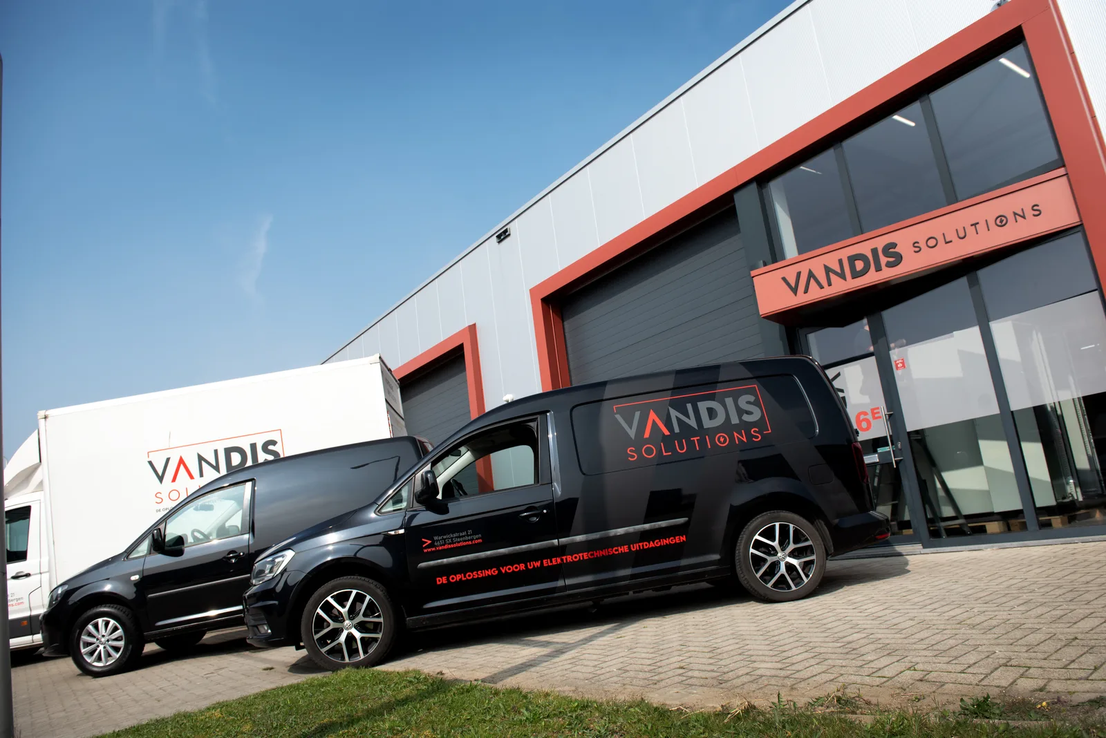 Het pand van Van Dis Solutions in Steenbergen met bedrijfsbussen