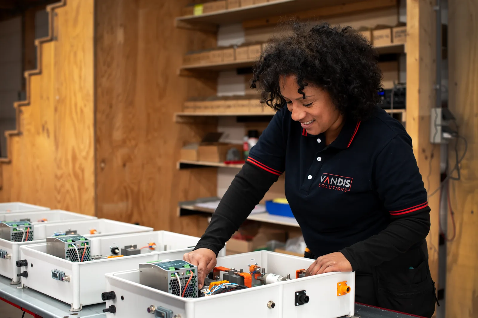 Seriebouw van besturingspanelen in de werkplaats van Van Dis Solutions