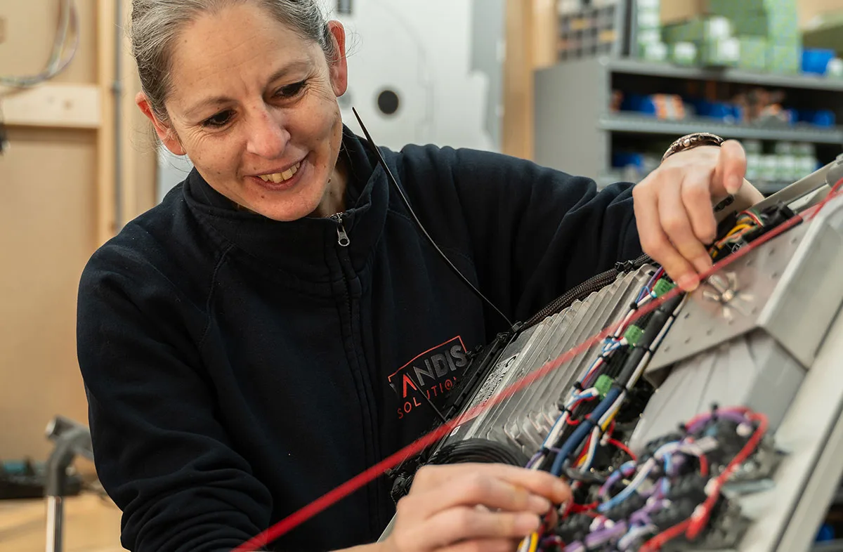 Paneelbouwster Annemieke werkt aan een besturingspaneel