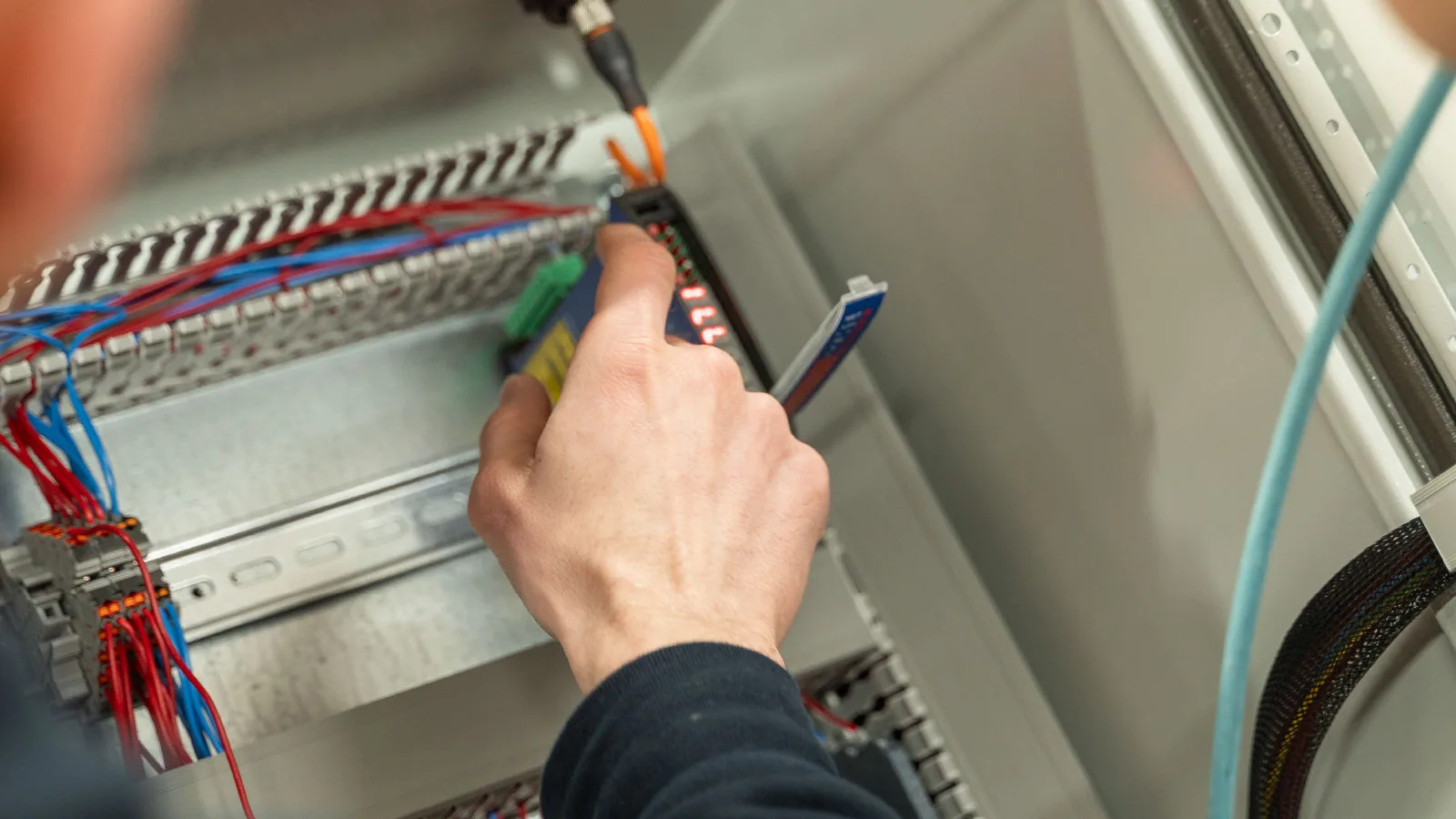 Werkzaamheden aan besturingstechniek voor energieopslag