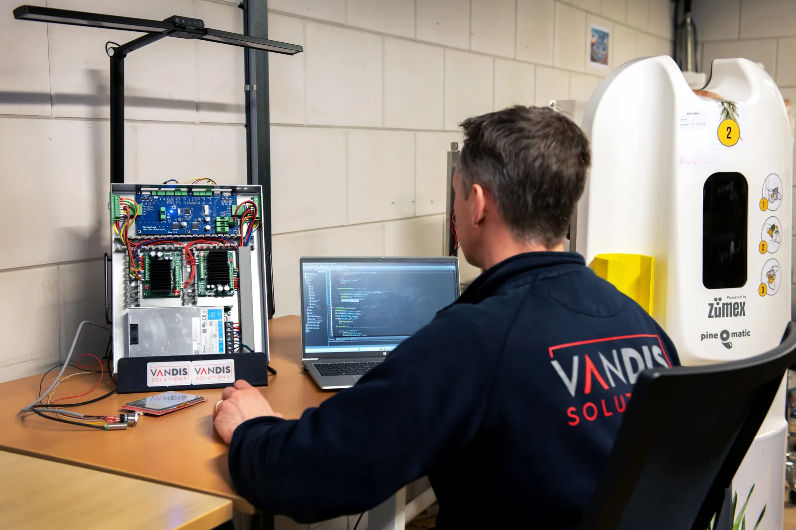Zelf ontwikkelde printplaat (PCB) op de testopstelling