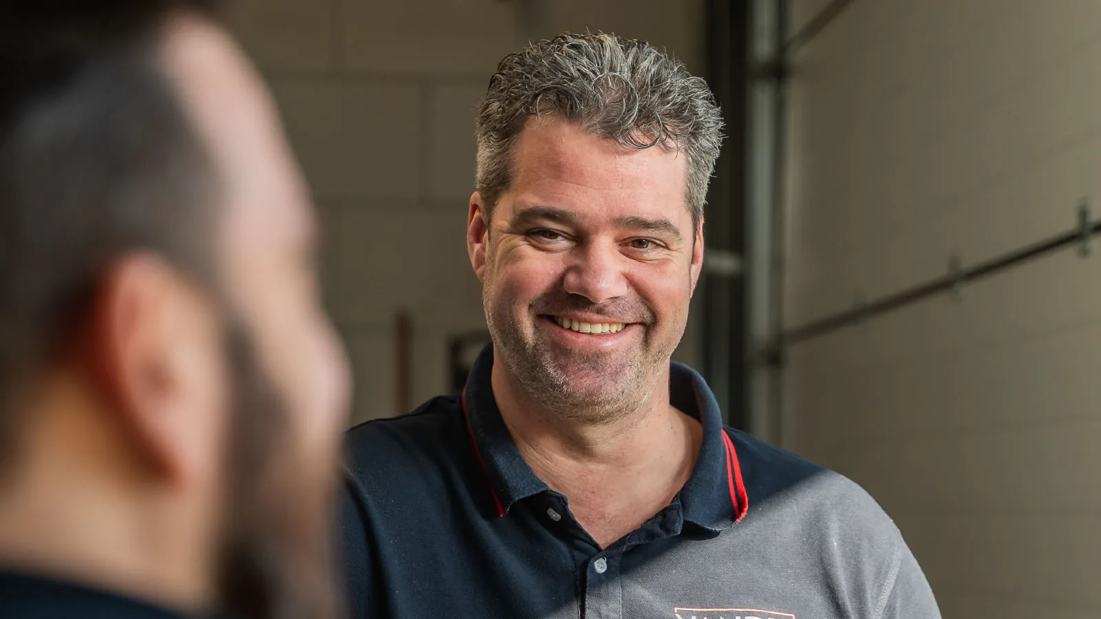 Samenwerkingspartners in gesprek in de werkplaats