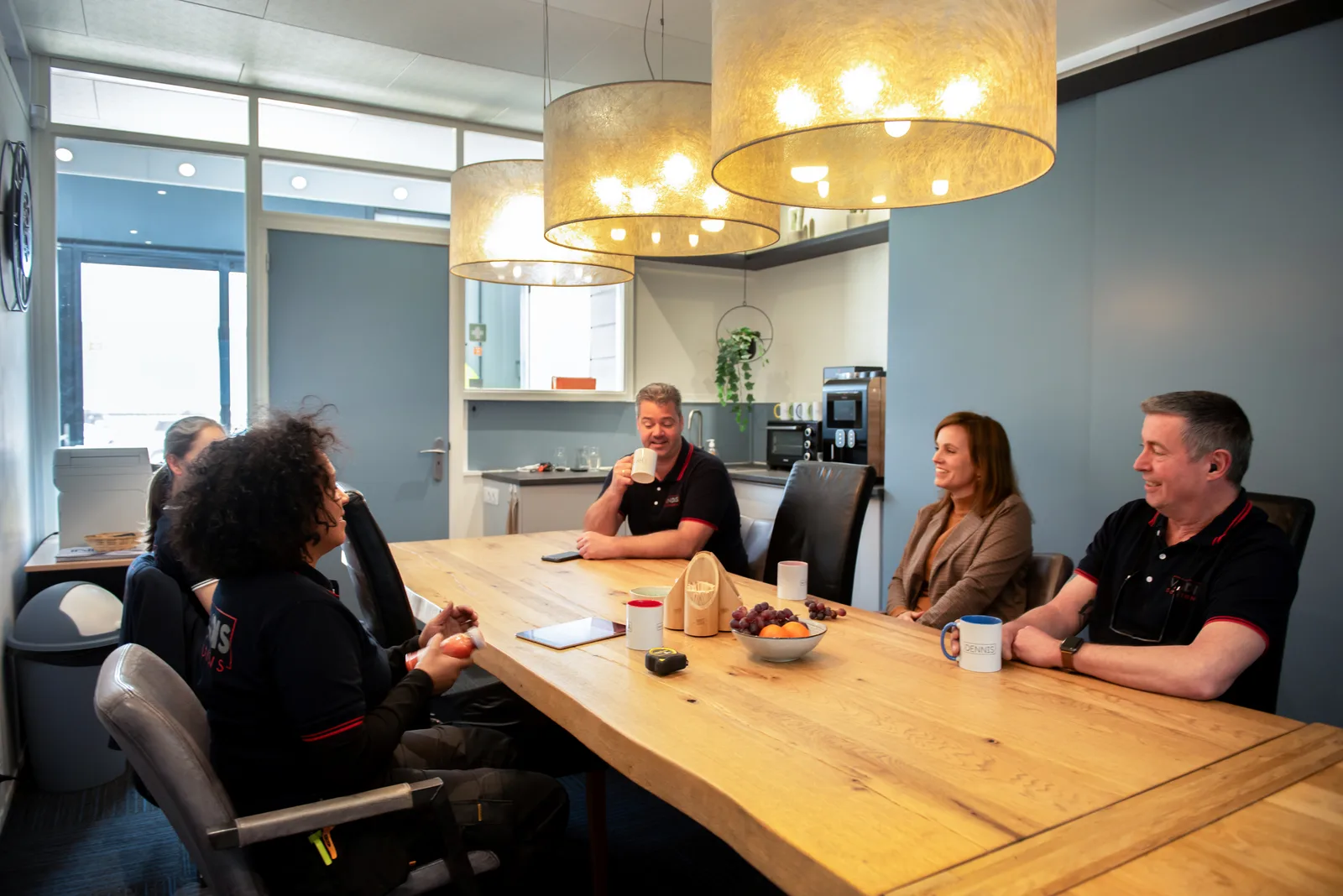 Het team van Van Dis Solutions samen aan tafel