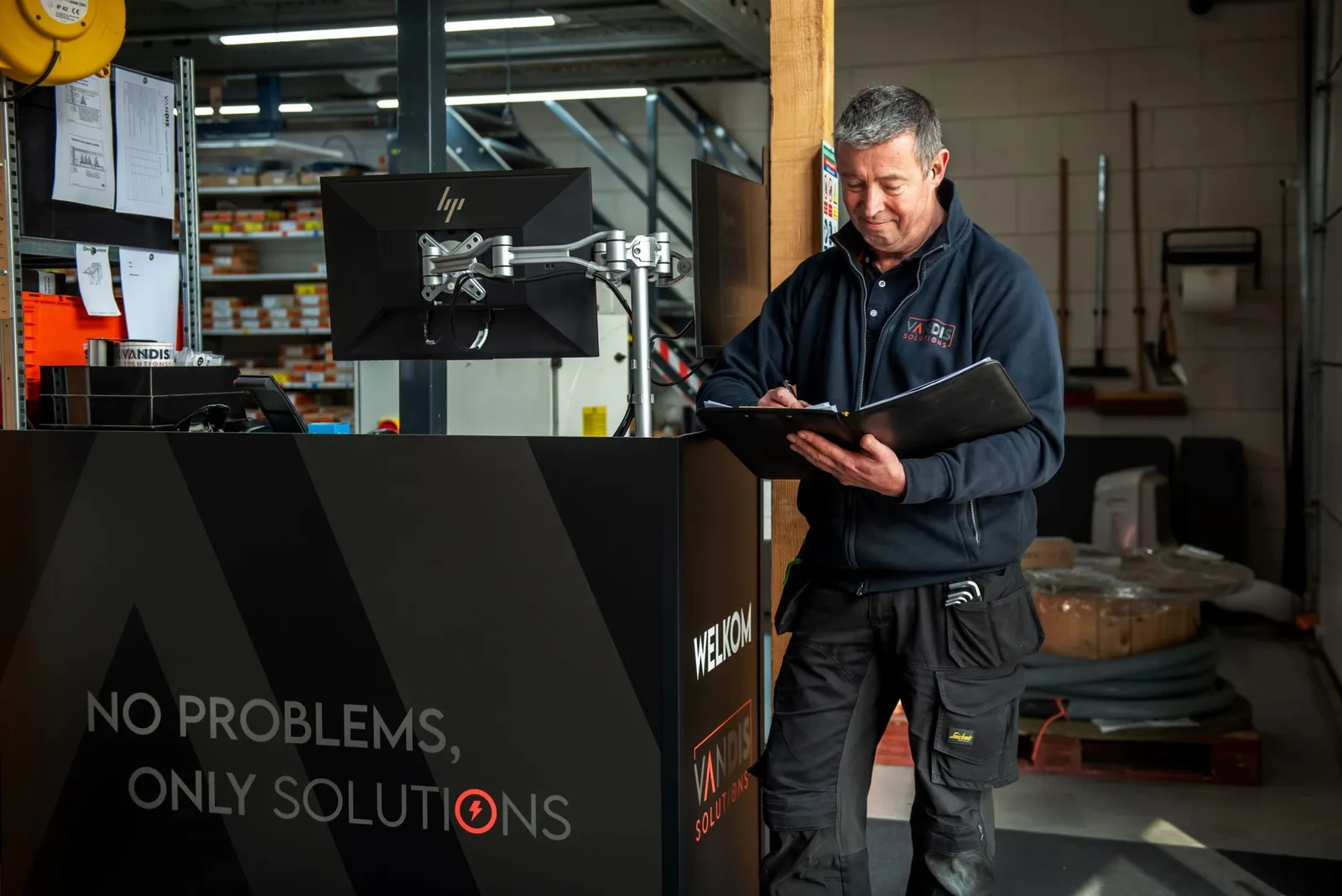 Engineer met checklist in de werkplaats van Van Dis Solutions